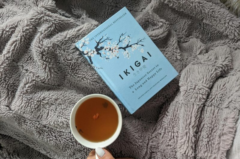 Enjoy a relaxing day with Ikigai and a cup of tea on a soft blanket, perfect for leisure time. sens de la vie