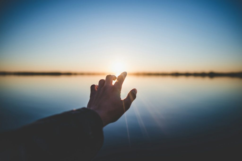 retour a soi retrouver son intérieur
landscape photography of person's hand in front of sun