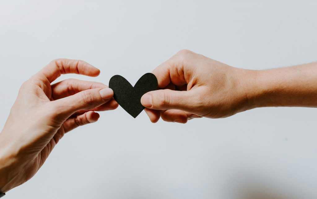 place accompagnement
two person holding papercut heart
